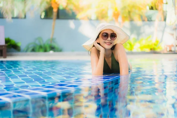 Portrait Beautiful Young Asian Woman Relax Swimming Pool Hotel Resort — Stock Photo, Image