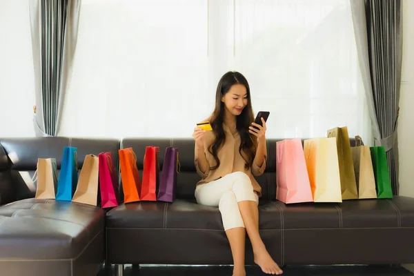 Retrato Hermosa Mujer Asiática Joven Compras Línea Con Tarjeta Crédito — Foto de Stock