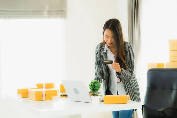 Portrait Beautiful Young Asian Woman Work Home Credit Card Cardboard — Stock Photo, Image