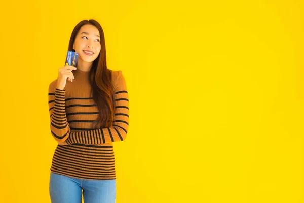 Портрет Красивая Молодая Азиатская Женщина Использовать Смартфон Сотовый Телефон Кредитной — стоковое фото