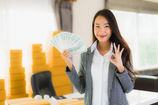 Ritratto Bella Giovane Donna Asiatica Lavoro Casa Con Computer Portatile — Foto Stock