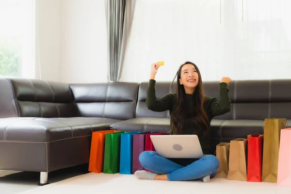 Retrato Hermosa Mujer Asiática Joven Uso Portátil Tarjeta Crédito Con — Foto de Stock