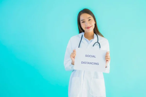 Retrato Bonito Jovem Asiático Médico Mulher Com Sinal Papel Com — Fotografia de Stock