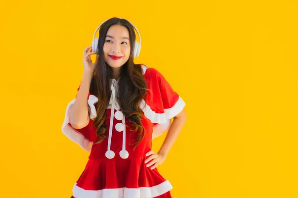 Πορτρέτο Όμορφη Νεαρή Ασιατική Χριστούγεννα Ρούχα Και Καπέλο Ακούσετε Μουσική — Φωτογραφία Αρχείου