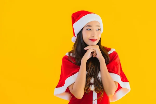 肖像画美しい若いアジアの女性クリスマス服と帽子の笑顔幸せな他のアクションで黄色隔離された背景 — ストック写真