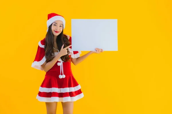Πορτρέτο Όμορφη Νεαρή Ασιατική Γυναίκα Χριστούγεννα Ρούχα Και Καπέλο Χαμόγελο — Φωτογραφία Αρχείου