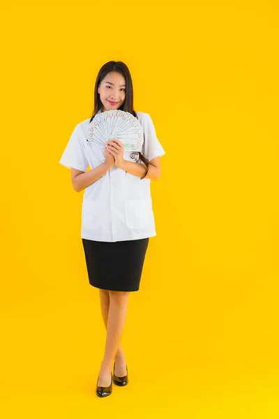 Πορτρέτο Όμορφη Νεαρή Ασιάτισσα Γιατρός Γυναίκα Δείχνουν Μετρητά Χρήματα Κίτρινο — Φωτογραφία Αρχείου