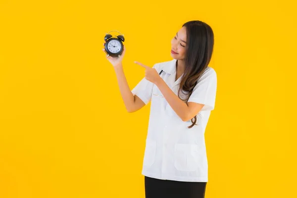 Retrato Bonito Jovem Asiático Médico Mulher Mostrar Alarme Relógio Amarelo — Fotografia de Stock