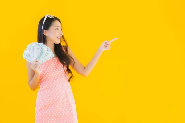 Retrato Bonito Jovem Asiático Mulher Mostrar Monte Dinheiro Dinheiro Amarelo — Fotografia de Stock