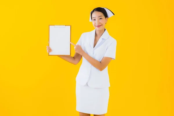 Retrato Hermosa Joven Asiática Mujer Tailandesa Enfermera Mostrar Vacío Blanco — Foto de Stock