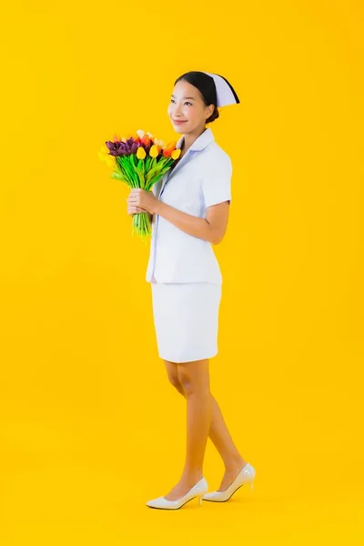 Retrato Hermosa Joven Asiática Mujer Tailandesa Enfermera Con Flor Amarillo — Foto de Stock