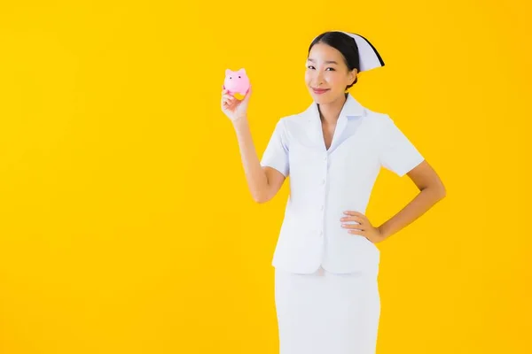 Retrato Hermosa Joven Asiática Mujer Tailandesa Enfermera Con Montón Efectivo — Foto de Stock