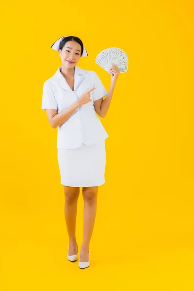 Retrato Hermosa Joven Asiática Mujer Tailandesa Enfermera Con Montón Efectivo — Foto de Stock