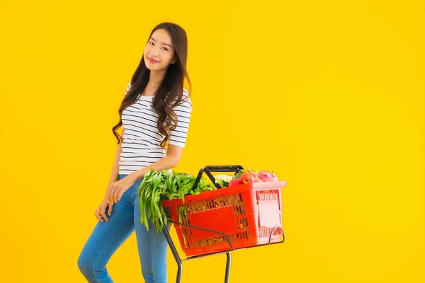 Ritratto Bella Giovane Donna Asiatica Shopping Negozio Alimentari Supermercato Carrello — Foto Stock