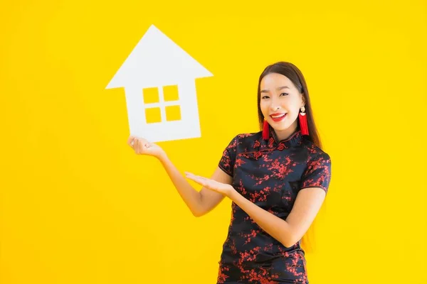 Porträt Schöne Junge Asiatische Frau Tragen Chinesisches Kleid Zeigen Home — Stockfoto