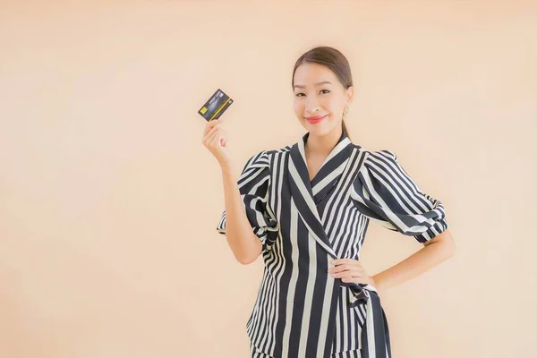 Retrato Hermosa Joven Mujer Asiática Con Teléfono Móvil Inteligente Sobre —  Fotos de Stock