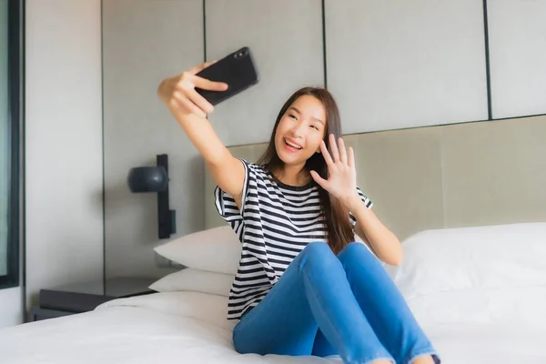 Πορτρέτο Όμορφη Νεαρή Ασιάτισσα Γυναίκα Χρησιμοποιούν Έξυπνο Κινητό Τηλέφωνο Στο — Φωτογραφία Αρχείου