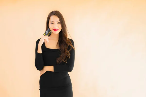 Porträtt Vacker Ung Asiatisk Kvinna Med Kreditkort För Shopping Färg — Stockfoto