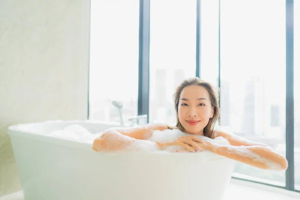 在浴室内部的浴缸装潢中 年轻美丽的亚洲女子在休闲和休闲 — 图库照片