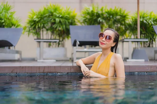 Retrato Hermosa Joven Mujer Asiática Relajarse Ocio Alrededor Piscina Complejo — Foto de Stock