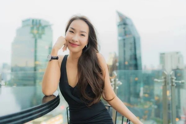 ポートレート美しい若いアジアの女性は街の景色の周りの屋上でレストランを楽しむリラックス — ストック写真