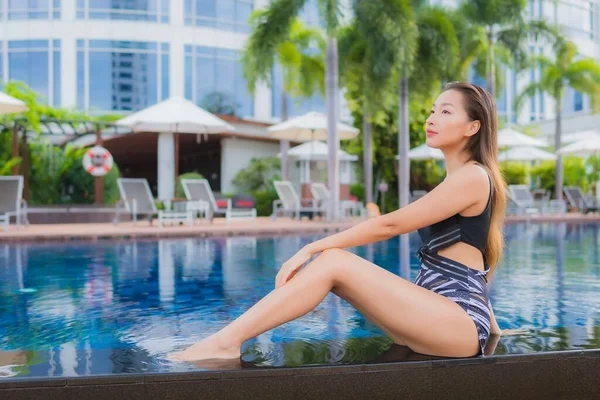 Retrato Hermosa Joven Mujer Asiática Ocio Relajarse Sonrisa Alrededor Piscina —  Fotos de Stock