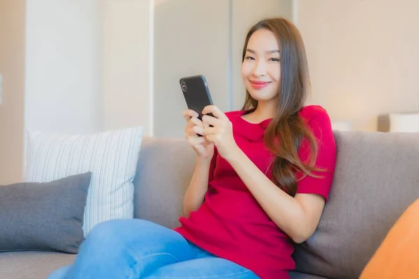 Porträt Schöne Junge Asiatin Benutzt Smartphone Auf Sofa Wohnbereich Schlafzimmer — Stockfoto