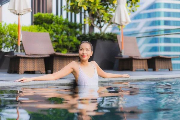 Portrait Belle Jeune Asiatique Femme Relax Sourire Loisirs Autour Piscine — Photo