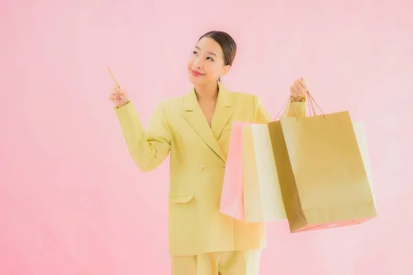 Renkli Arka Planda Alışveriş Çantası Taşıyan Güzel Asyalı Kadını Portresi — Stok fotoğraf