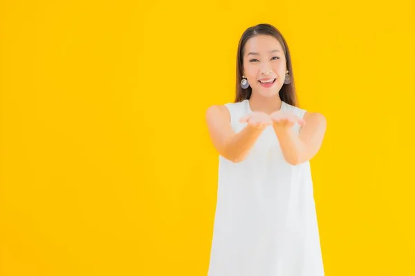 Retrato Bonito Jovem Asiático Mulher Ação Amarelo Isolado Fundo — Fotografia de Stock