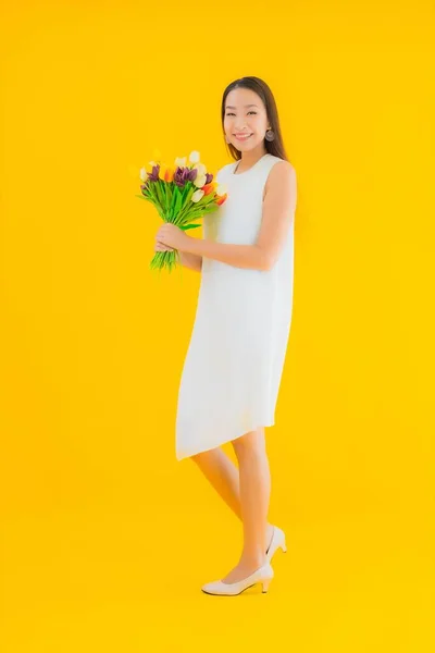 Retrato Bela Jovem Mulher Asiática Com Flor Amarelo Isolado Fundo — Fotografia de Stock