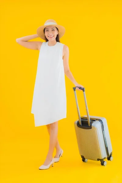 Retrato Hermoso Joven Asiático Mujer Viaje Concepto Con Equipaje Amarillo — Foto de Stock