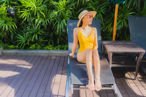 Retrato Hermosa Joven Mujer Asiática Relajarse Sonrisa Feliz Alrededor Piscina —  Fotos de Stock