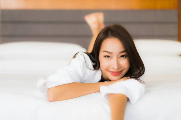 Портрет Красива Молода Азіатка Розслабляє Посмішку Ліжку Інтер Єрі Спальні — стокове фото