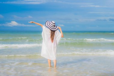 Güzel bir Asyalı kadının portresi. Plaj okyanusunda rahatla. Tatil gezisinde gülümse.