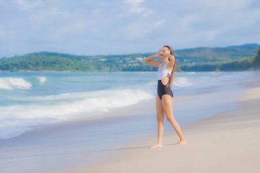 Güzel bir Asyalı kadının portresi. Tatil tatilinde deniz kenarında gülümse.