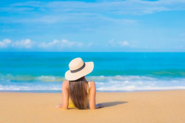 Güzel bir Asyalı kadın portresi. Rahatlayın. Gülümseyin.