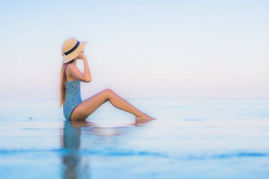 Güzel bir Asyalı kadın portresi. Rahatlayın. Yüzme havuzunda rahatlayın.