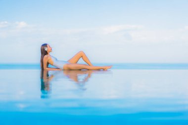 Güzel bir Asyalı kadın portresi. Rahat ol. Yüzme havuzu etrafında gülümse.