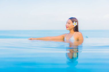 Güzel bir Asyalı kadın portresi. Rahat ol. Yüzme havuzu etrafında gülümse.