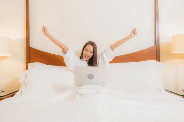 Retrato Hermosa Joven Mujer Asiática Uso Ordenador Portátil Cama Interior — Foto de Stock