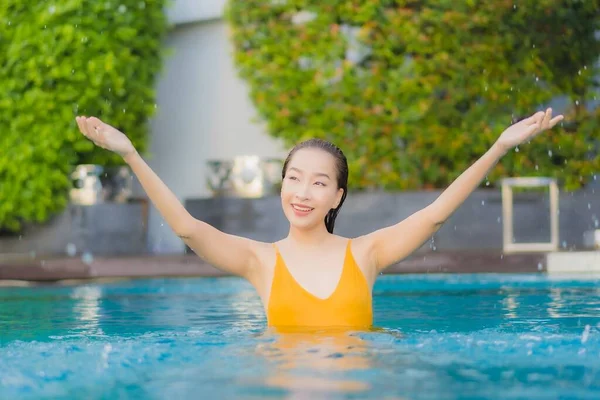 Porträt Schöne Junge Asiatische Frau Entspannen Lächeln Freizeit Rund Freibad — Stockfoto