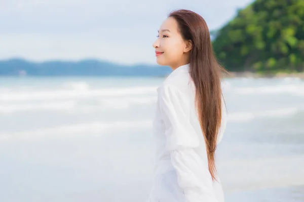 Ritratto Bella Giovane Donna Asiatica Rilassarsi Sorriso Intorno Spiaggia Mare — Foto Stock