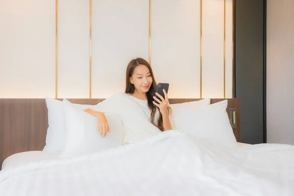 Retrato Hermosa Joven Mujer Asiática Uso Inteligente Teléfono Móvil Cama — Foto de Stock