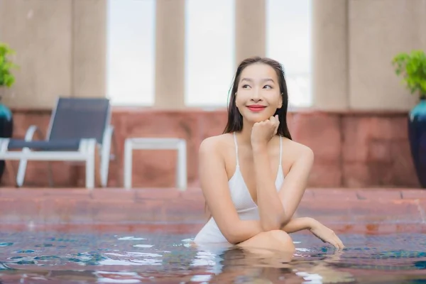 Retrato Hermosa Joven Mujer Asiática Relajarse Sonrisa Ocio Alrededor Piscina —  Fotos de Stock