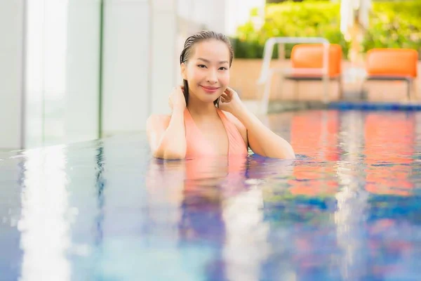 Retrato Hermosa Joven Asiática Mujer Relajarse Sonrisa Alrededor Piscina Aire —  Fotos de Stock