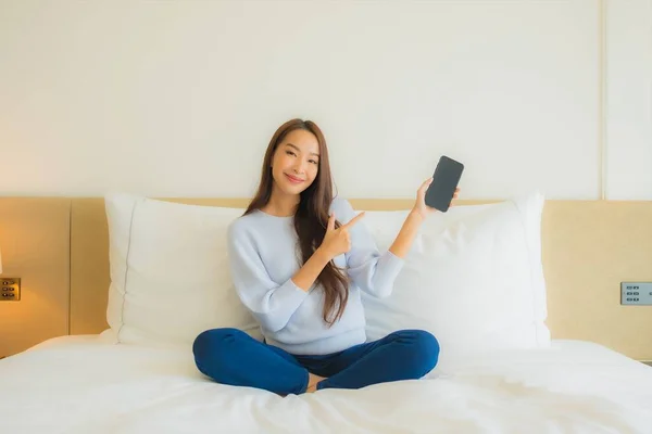 Retrato Hermosa Joven Mujer Asiática Uso Inteligente Teléfono Móvil Cama — Foto de Stock