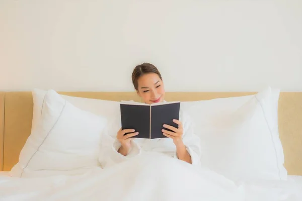 Porträt Schöne Junge Asiatin Liest Buch Auf Bett Schlafzimmer — Stockfoto