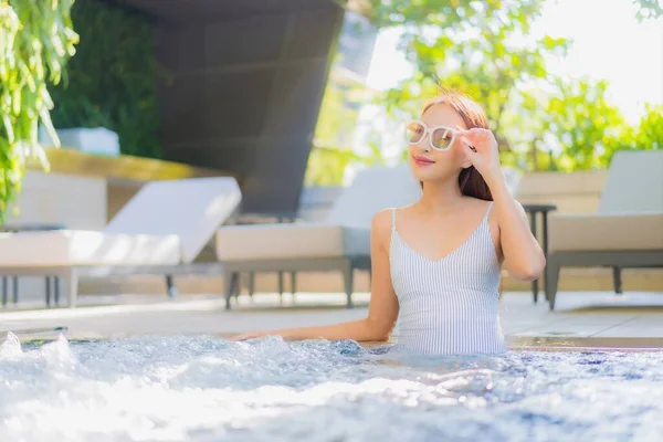 Retrato Hermosa Joven Mujer Asiática Sonrisa Relajarse Ocio Alrededor Piscina — Foto de Stock