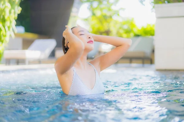 Porträt Schöne Junge Asiatische Frau Lächeln Entspannen Freizeit Rund Schwimmbad — Stockfoto